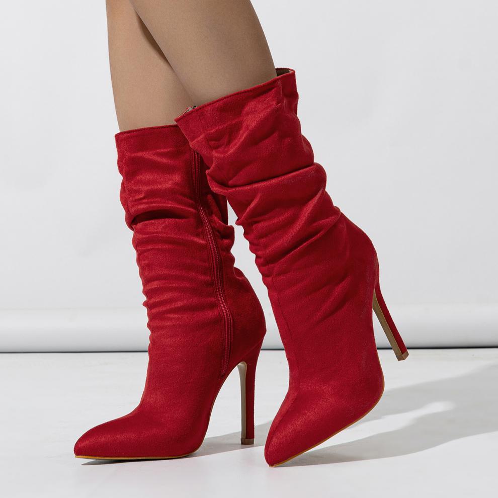 Bottes élégantes rouge à talon aiguille, parfaites pour un look tendance et confortable dans toutes les rues.